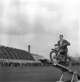 Verkstadsskolan lär ut mc-teknik.
9 april 1959.