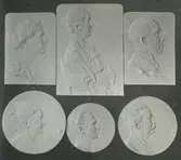 Skulpturer av John Runer.  Fru S. Nauckhoff, Fru Klara Nauckhoff och Ingejör H. Nauckhoff 1914. Grevinnan J, Wachtmeister 1912. Ingenjör P. Engwall och Professor Frans von Schéele 1914.