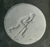 Skulptur av John Runer. Förslag till medalj för svenska skidlöpareförbundet.