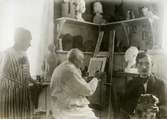 Sittning i John Runers ateljé 1921.