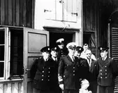 Brandpersonal utanför stallet. I mitten brandchefen Anders Hedén.