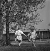 Strandäventyr vid Gustavsvik. 
16 maj 1959.