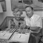 Par tittar på diabilder. 
13 juni 1959.