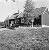Jordbrukare bygger egen kyrka. 
15 juni 1959.