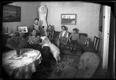 Familj med hund i vardagsrum