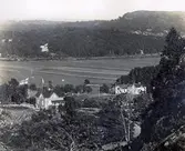 Vy från Torrekulla utöver Kållered cirka 1914 - 1915. I bakgrunden ses Kyrkbacken och till höger Sagåsen. I förgrunden till vänster ligger Villa Oliveberg (nuvarande Böletvägen 1). I mitten ses Bölets gård 
