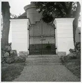 Skultuna sn, Västerås.
Port med grind och svingaller, vid Skultuna kyrka.