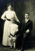 Alma Nelson (1881 - 1950-tal i USA), maken Robert Nelson, svenskfödd samt sonen Robert, USA okänt årtal. Almas far var Karl Eriksson från Vommedal Östergård 