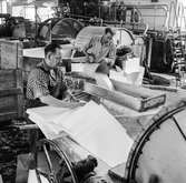 Två män i arbete vid holländeri på pappersbruket Papyrus i Mölndal, 6/5 1955. Mannen till vänster är Ragnar Fransson.