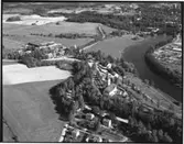 Flygfoto av gamla och nya kyrkan, Surahammar