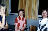 Från vänster ses Ann-Marie Hillerström (lärare från 1962-), Leila Olofsson (lärare från 1964-) samt okänd i matsalen på Brattåsskolan, cirka 1970.