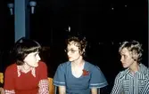 Från vänster ses Stina Larsson (lärare från 1968-), Margareta Sventén (lärare från 1966-) samt Gunilla Wärneryd (lärare från 1965-) i lärarrummet på Brattåsskolan, cirka 1970.