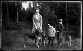 Familj med sina hunder