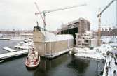 Vasa bogseras in på sin ponton i nya Vasamuseet.
