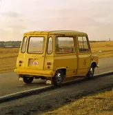 Detta exemplar, tillhörande Stockholm 27, är fotograferad på Gärdet
i Stock-holm. Bilen, som har registreringsnumret A 9579, är sedd
snett bakifrån höger sida.