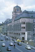 Posthusets fasad mot Vasagatan, fotograferad från Klarabergsviadukten. Posthuset inrymmer förutom Generalpoststyrelsen även postkontorets Stockholm 1 lokaler. Grannhuset t h, i hörnet av Mäster Samuelsgatan, revs för att lämna plats för postens kontorsfastighet i kvarteret Orgelpipan.