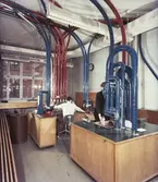 Postgirots rörpostsystem. Centralen i bottenvåningen, där rörposten
sänds och tages emot. Fönstret i bakgrunden vetter mot Klara Norra
Kyrkogata.