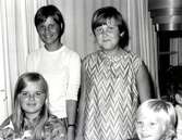 Elever från Brattåsskolans årskurs 6 (födda 1955) är på lägerskola i Ransbergs Herrgård i Värmland 1967/68. Samtliga Mölndalselever i årkurs 6 med lärare fick åka på lägerskola till Ransberg, vilket var mycket populärt. Klassen åkte buss från Mölndal till Ransberg och allt betalades av kommunen. 
Från vänster: sittande Elisabet Söderkvist (Bölet), stående Ulla-Carin Holmberg (Bölet), stående Lise-Lotte Gottfridsson (Vommedal) samt sittande okänd.
Relaterade motiv: A1413 - A1415.