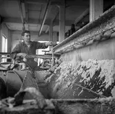 Man i arbete vid sliperiet på Papyrus i Mölndal, 6/5 1955. Urvattnare.