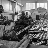 Män i arbete vid sliperiet på pappersbruket Papyrus i Mölndal, 6/5 1955.