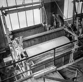 Man i arbete vid sliperiet på pappersbruket Papyrus i Mölndal, 6/5 1955. Urvattnare.