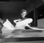 Kvinna i arbete i sortersalen på pappersbruket Papyrus i Mölndal, 6/5 1955.