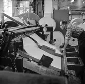 Man i arbete vid klipp nr 13 på pappersbruket Papyrus i Mölndal, 6/5 1955.