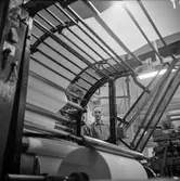 Man i arbete vid målmaskin nr 10 på pappersbruket Papyrus i Mölndal, 6/5 1955.