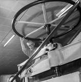 Man i arbete vid skärmaskin nr 11 på pappersbruket Papyrus i Mölndal, 6/5 1955.