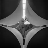 Man i arbete vid klipp nr 1 på pappersbruket Papyrus i Mölndal, 6/5 1955.