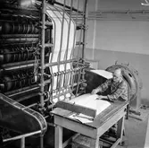 Man i arbete vid maskin på pappersbruket Papyrus i Mölndal, 6/5 1955.