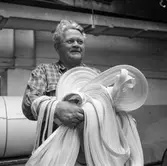 Man i arbete vid rullmaskin nr 3 på pappersbruket Papyrus i Mölndal, 6/5 1955.