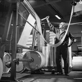 Man i arbete vid rullmaskin nr 5 på pappersbruket Papyrus i Mölndal, 6/5 1955.
