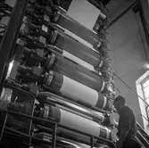 Åke Lundgren i arbete vid maskin på pappersbruket Papyrus i Mölndal, 6/5 1955.