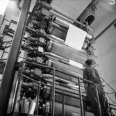 Åke Lundgren i arbete vid maskin på pappersbruket Papyrus iMölndal, 6/5 1955.