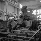 Man i arbete vid sliperiet på pappersbruket Papyrus i Mölndal, 6/5 1955.