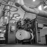 Man i arbete vid maskin på pappersbruket Papyrus i Mölndal, 6/5 1955.