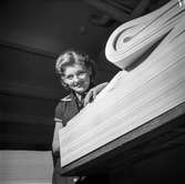 Kvinna i arbete i sortersalen på pappersbruket Papyrus i Mölndal, 6/5 1955.