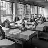 Kvinnor i arbete i sortersalen på pappersbruket Papyrus i Mölndal, 6/5 1955.