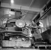 Man i arbete vid sliperiet på pappersbruket Papyrus i Mölndal, 8/5 1955.