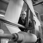 Man i arbete vid maskin på pappersbruket Papyrus i Mölndal, 8/5 1955.
