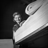 Kvinna i arbete i sortersalen på pappersbruket Papyrus i Mölndal, 8/5 1955.