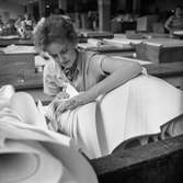 Kvinna i arbete i sortersalen på pappersbruket Papyrus i Mölndal, 8/5 1955.