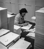 Kvinna i arbete med papeteritillverkning på pappersbruket Papyrus i Mölndal, 13/5 1955.
