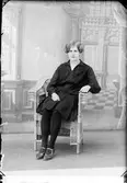 Ateljéporträtt - Irma Eriksson från Gisslartorp, Harg socken, Uppland 1928