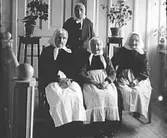 Äldre kvinnor å Kyrkefaööa ålderdomshem.