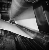 Man i arbete vid PM12, torkparti, på pappersbruket Papyrus i Mölndal, 13/5 1955.