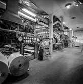 Man i arbete vid PM3 på pappersbruket Papyrus i Mölndal, 13/5 1955.