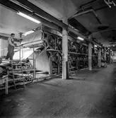 Man i arbete vid PM3 på pappersbruket Papyrus i Mölndal, 13/5 1955.