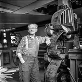 Man vid PM11, upprullning, på pappersbruket Papyrus i Mölndal, 13/5 1955.